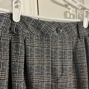 Sincerely Jules Black and Gray Tweed women’s trousers. Size Small.